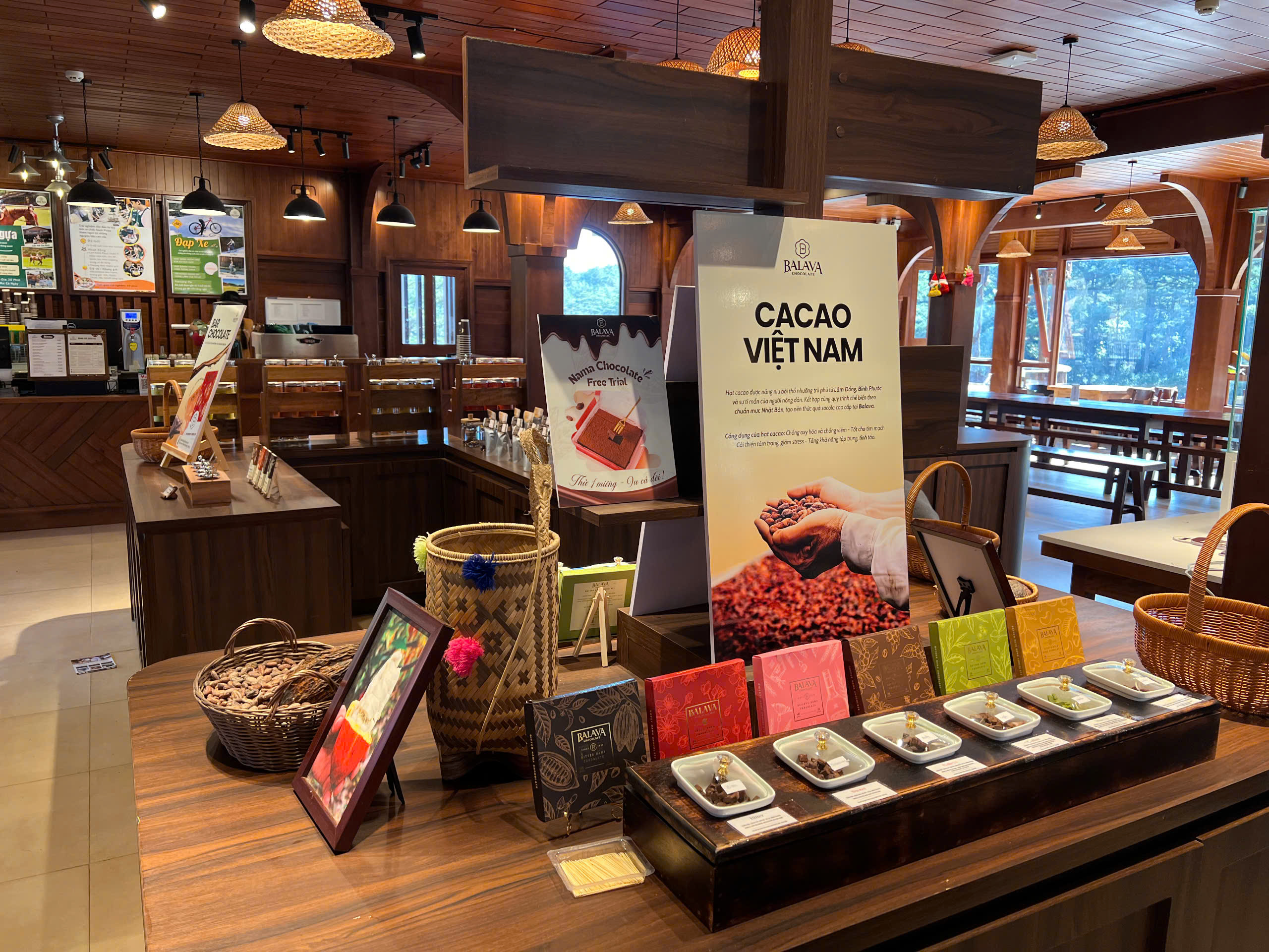 Khu thưởng thức cacao tại BALAVA Chocolate House Lâm Đồng