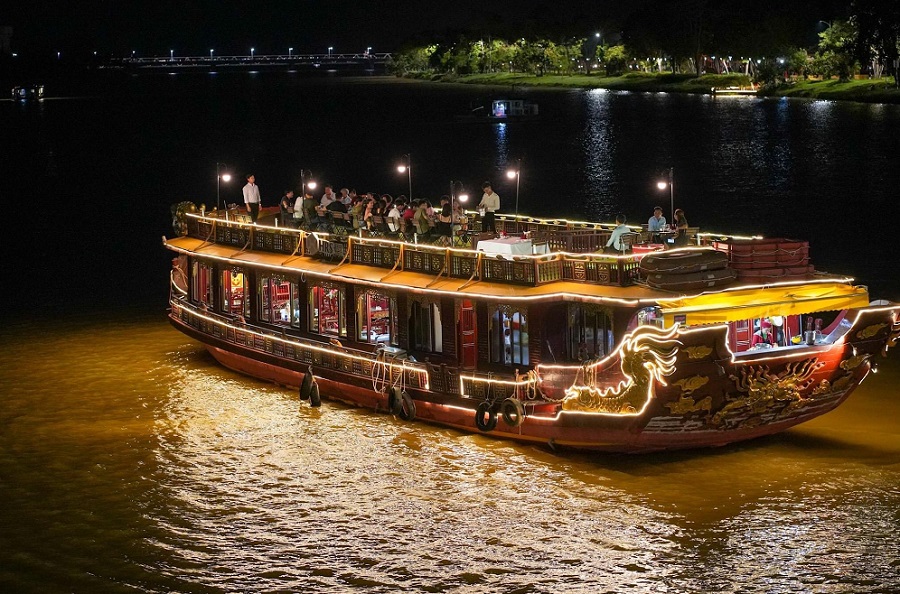 Tiệc tối 5 sao lãng mạn trên du thuyền sông Hương, Huế