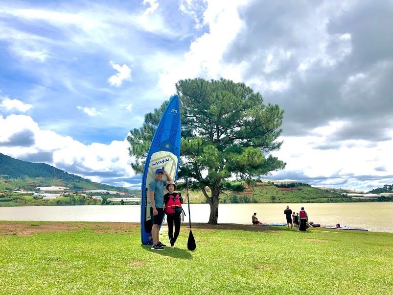 Chèo Sup khám phá Cây thông cô đơn Đà Lạt