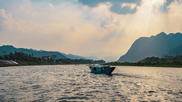 Ngồi du thuyền ngắm hoàng hôn ở Phong Nha, Quảng Bình 