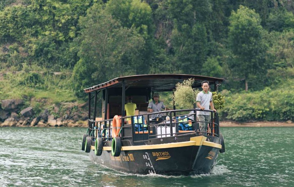 Tour ngồi thuyền trên sông Son, Phong Nha