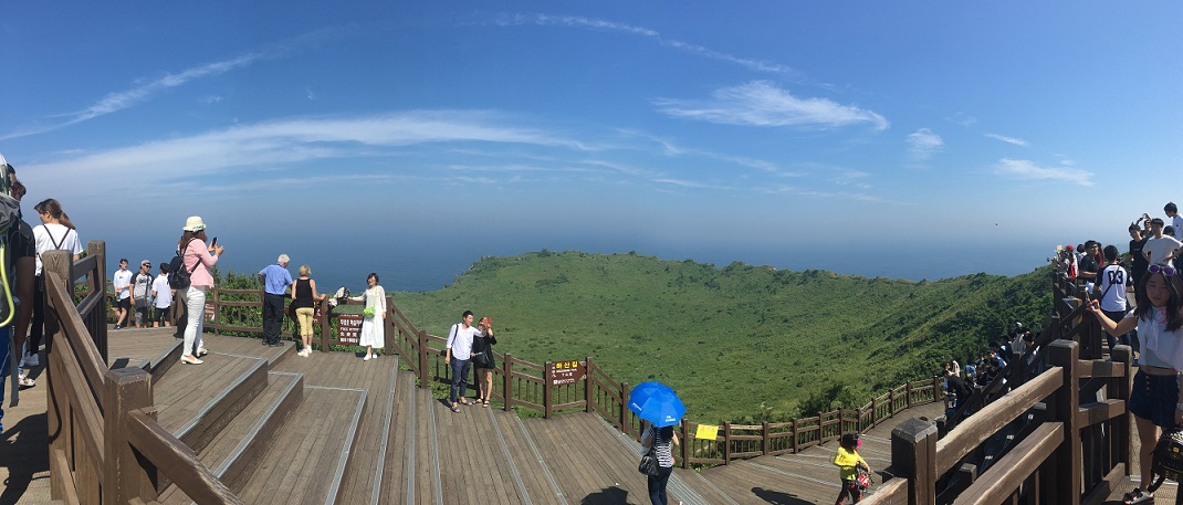 Day tour tham quan Jeju: Đỉnh Seongsan Ilchulbong, Woljeongri, Seopjikoji và núi Baekakak