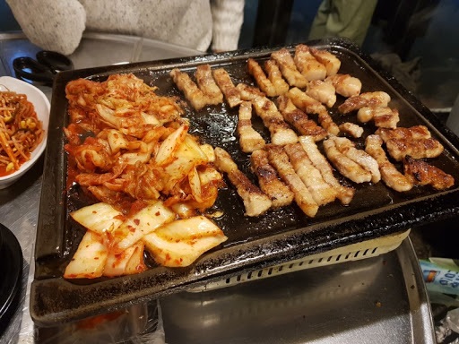 Lòng nướng tại nhà hàng Aunt's Grilled Intestines ở Seoul