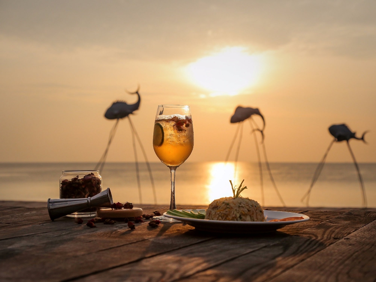 Sunset Sanato Beach Club – bãi biển ngắm hoàng hôn Bãi Trường, Phú Quốc